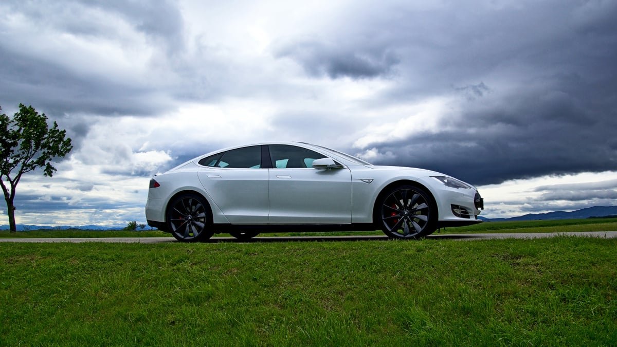 Vídeo de roubo de carro serve de alerta para donos de Tesla sobre a possibilidade de ataques ainda ser uma realidade.
