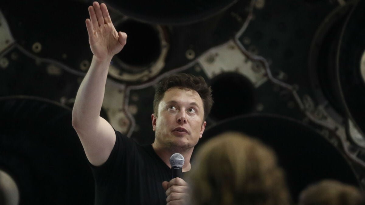 O Twitter temporariamente suspendeu a conta de Elon Musk, mas agora foi restabelecida, felizmente.