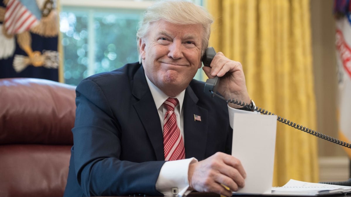 Depois do relatório de espionagem do iPhone, a China recomenda que Trump faça a transição para um telefone da Huawei.
