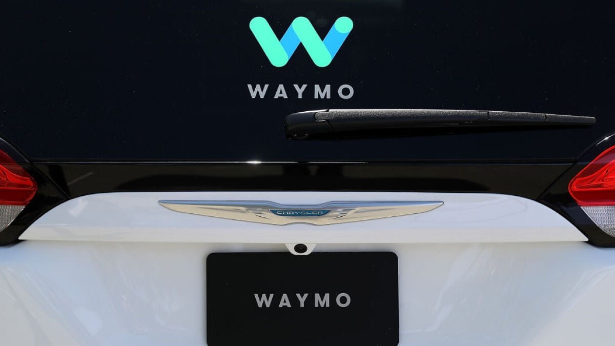 Waymo recebe autorização para realizar testes de veículos autônomos sem motorista na Califórnia.