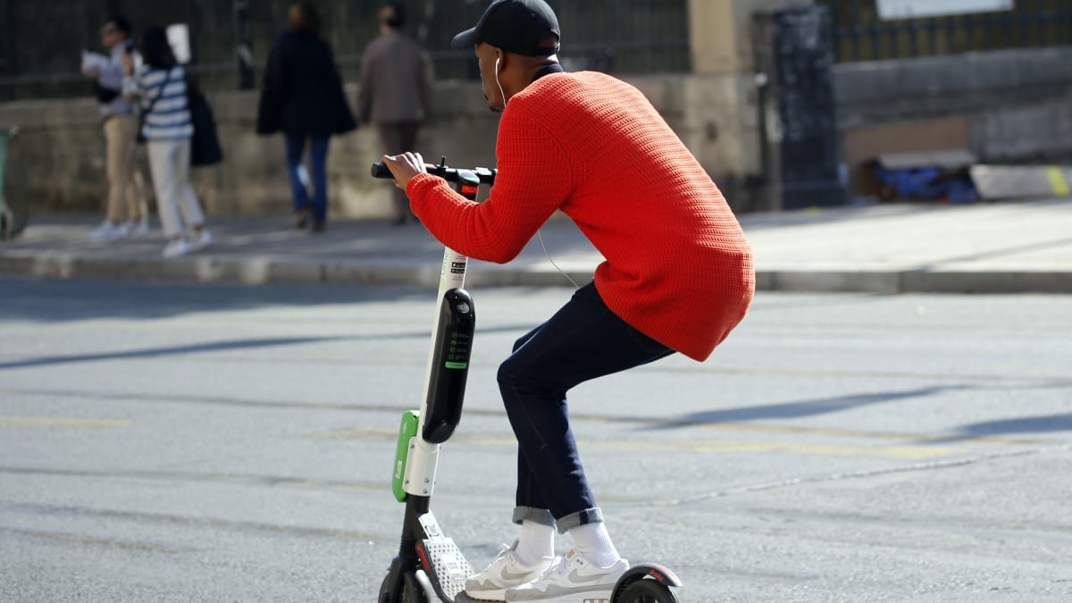 Lime retira e-scooters com problemas após relatos de incêndios causados pela bateria.